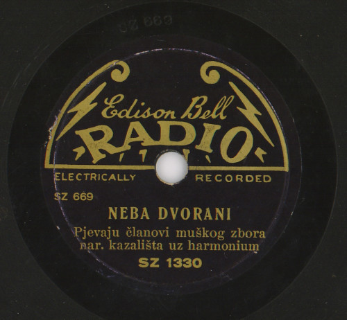 Neba dvorani  / pjevaju članovi muškog zbora nar. kazališta uz harmonium.